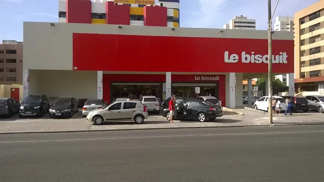 Homens armados assaltam loja de departamento na Pituba
