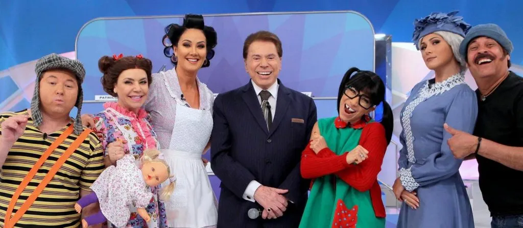 Turma dos Pontinhos se veste como elenco do Chaves no ?Programa Silvio Santos? deste domingo (23), no SBT