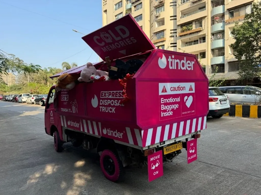 Tinder lança campanha com “carro de lixo” para recolher presentes de ex