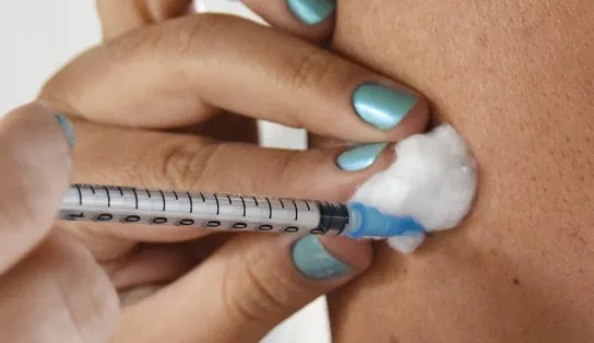 Fiocruz deve receber mais ingredientes farmacêuticos nos dias 22 e 29 para a produção de 12 milhões de vacinas Astrazeneca 