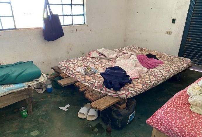 A fiscalização, realizada em novembro de 2023, identificou trabalhadores dormindo em uma casa abandonada. | Foto: Redes Sociais/MPT