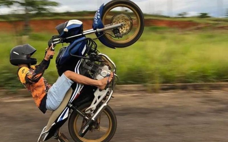 A pr&aacute;tica de &ldquo;grau&rdquo;, al&eacute;m de perigosa, &eacute; considerada infra&ccedil;&atilde;o grav&iacute;ssima de tr&acirc;nsito quando realizada em vias p&uacute;blicas/Foto: Freepik