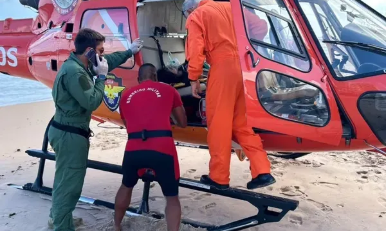 Um turista foi resgatado com vida após se afogar na Praia de Ondina, em Salvador, na tarde deste domingo (20). | Foto: Salvamar