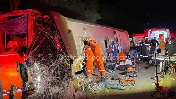 Acidente de ônibus com destino à Bahia deixa ao menos 14 mortos em PE