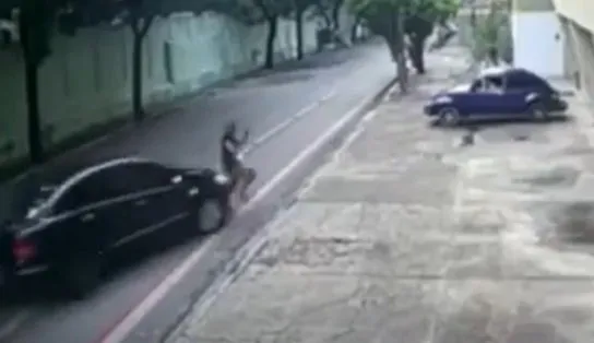Revoltado, motorista vítima de assalto atropela ladrão e também atinge "fusquinha" estacionado; assista 