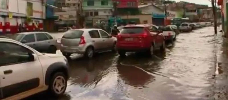 Chuva causa ponto de alagamento na Av.San Martin e afeta trânsito em outros locais da cidade