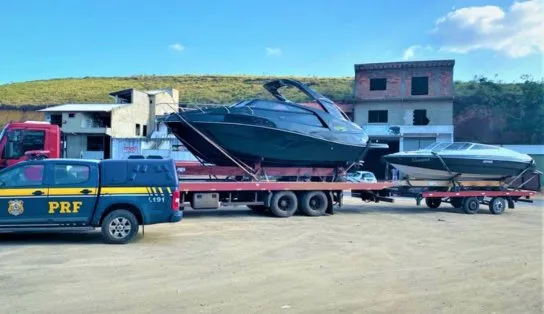 Dois barcos de luxos são apreendidos na BR-420 ao serem transportado irregularmente por caminhão que tinha 25 multas