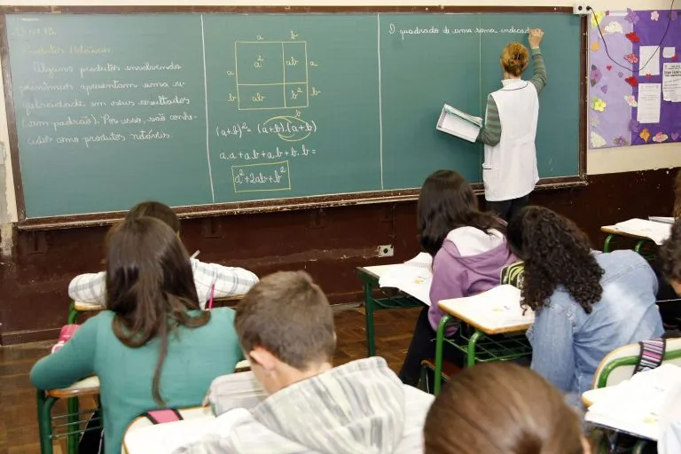 Universidade abre concurso para professores com salários de até R$ 14 mil