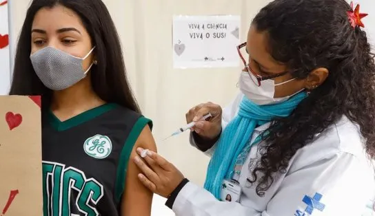 Adolescentes de 12 a 17 anos com comorbidades começam a ser vacinados nesta segunda-feira, em Salvador