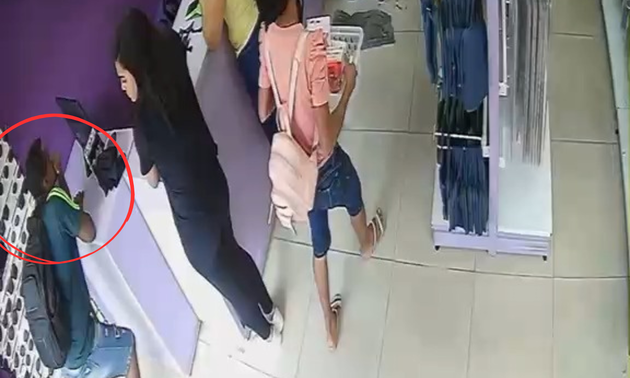V&Iacute;DEO: homem se passa por cliente e rende funcion&aacute;rias em Salvador.Foto: C&acirc;meras de seguran&ccedil;a