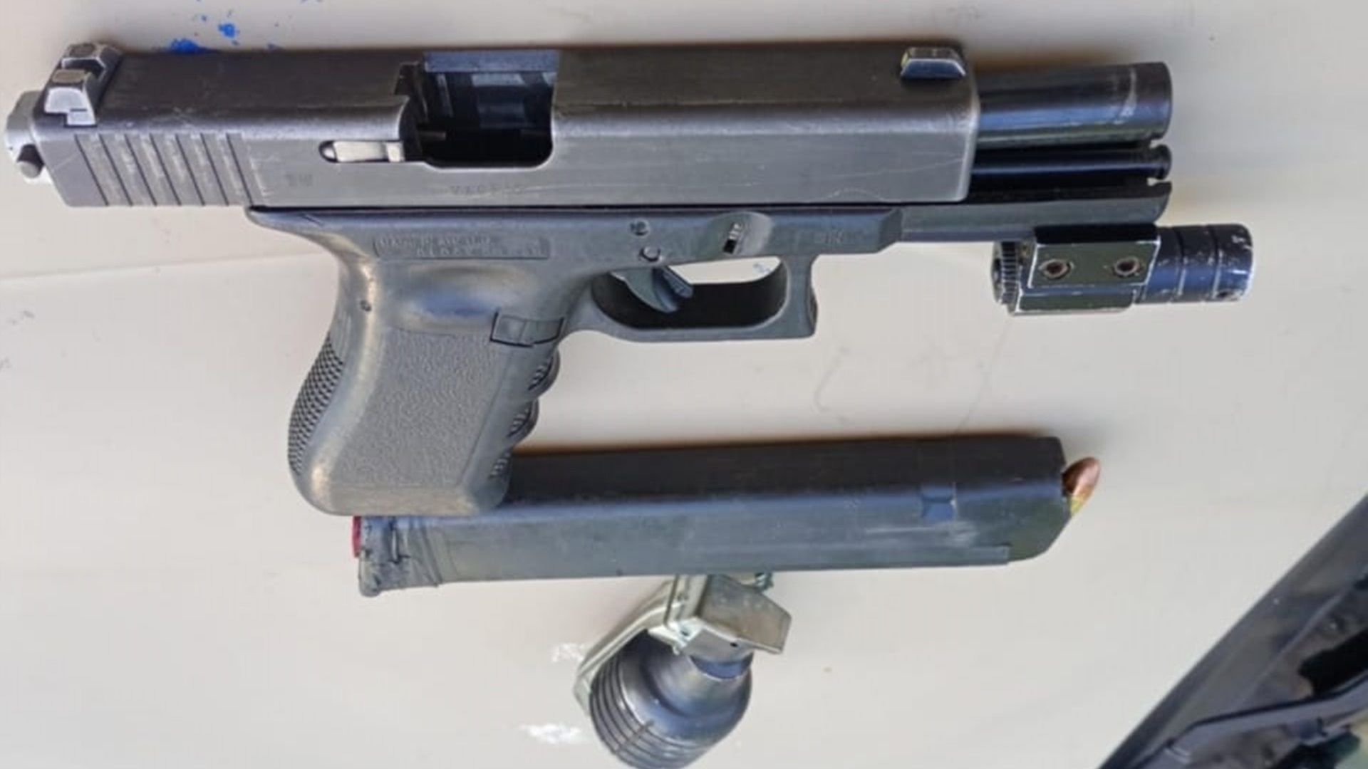 Na ação, a polícia apreendeu uma pistola 9mm e uma granada em Tancredo Neves. Foto: PMBA