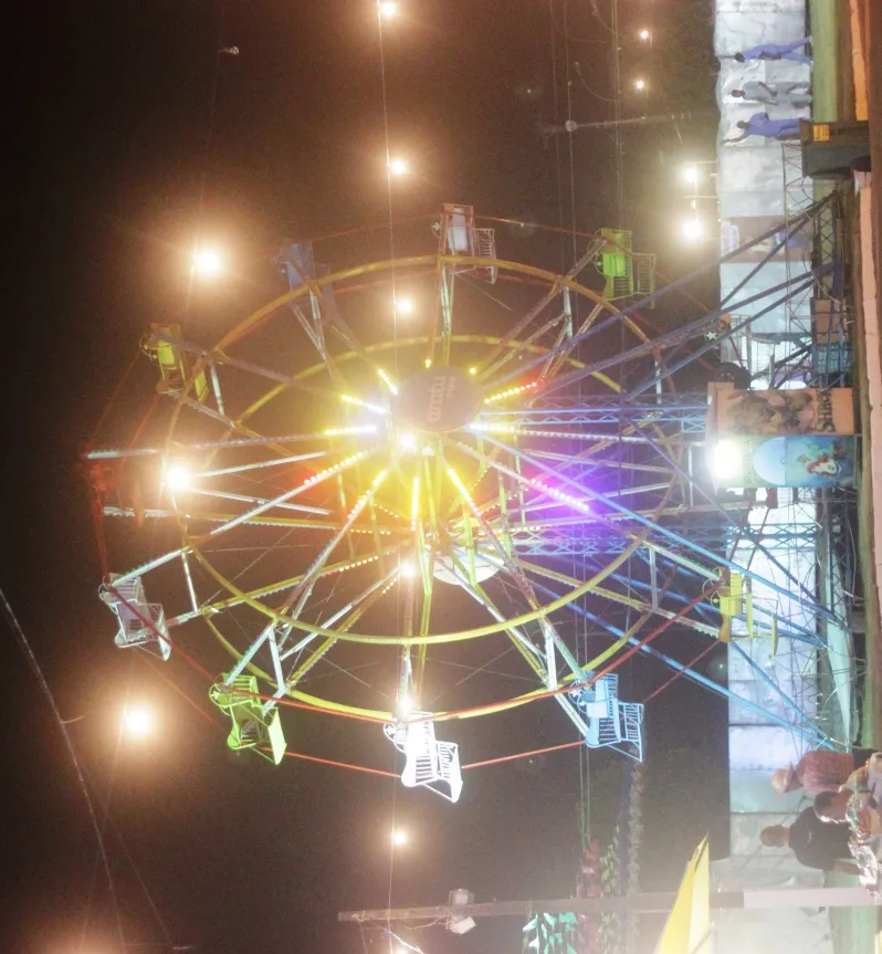 RODA MUNDO, RODA GIGANTE: Casais aproveitam brinquedo infantil para namorar nas alturas durante o Arraiá