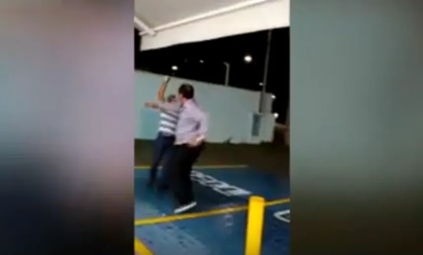 Taxista e passageiro “saem na mão” após corrida para o Rio Vermelho; assista