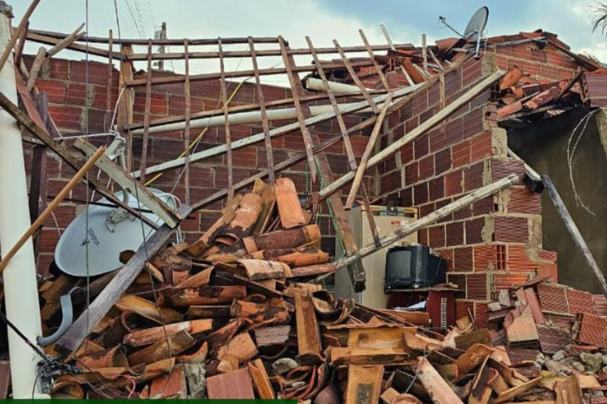 Morador fica ferido ap&oacute;s casa desabar durante temporal com granizo na Bahia. Foto: Defesa Civil de Itamb&eacute;