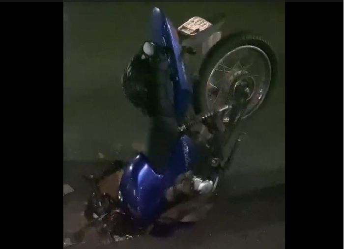 Entregador cai em buraco e fica ferido, em Salvador. Foto: Reprodução | Vídeo