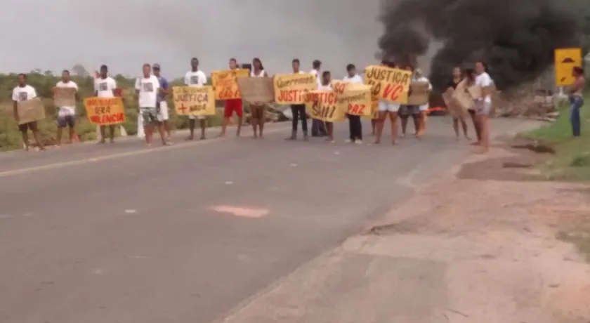Moradores do loteamento Santo Antônio fazem protesto e fecham a BA-512