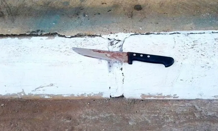 Jovem é morto com facada no peito após recusar desbloquear celular para o amigo usar