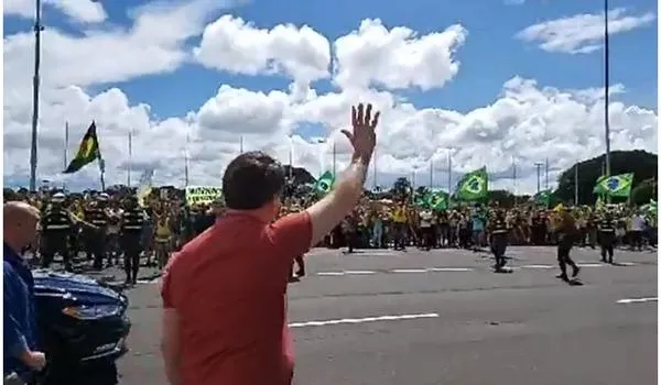Bolsonaro discursa para manifestantes que defendem intervenção militar; "Não queremos negociar nada"