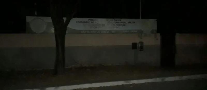 SEGURANÇA NO ESCURO: Policiais de Santa Rita de Cássia estão sem energia elétrica há mais de 20 dias