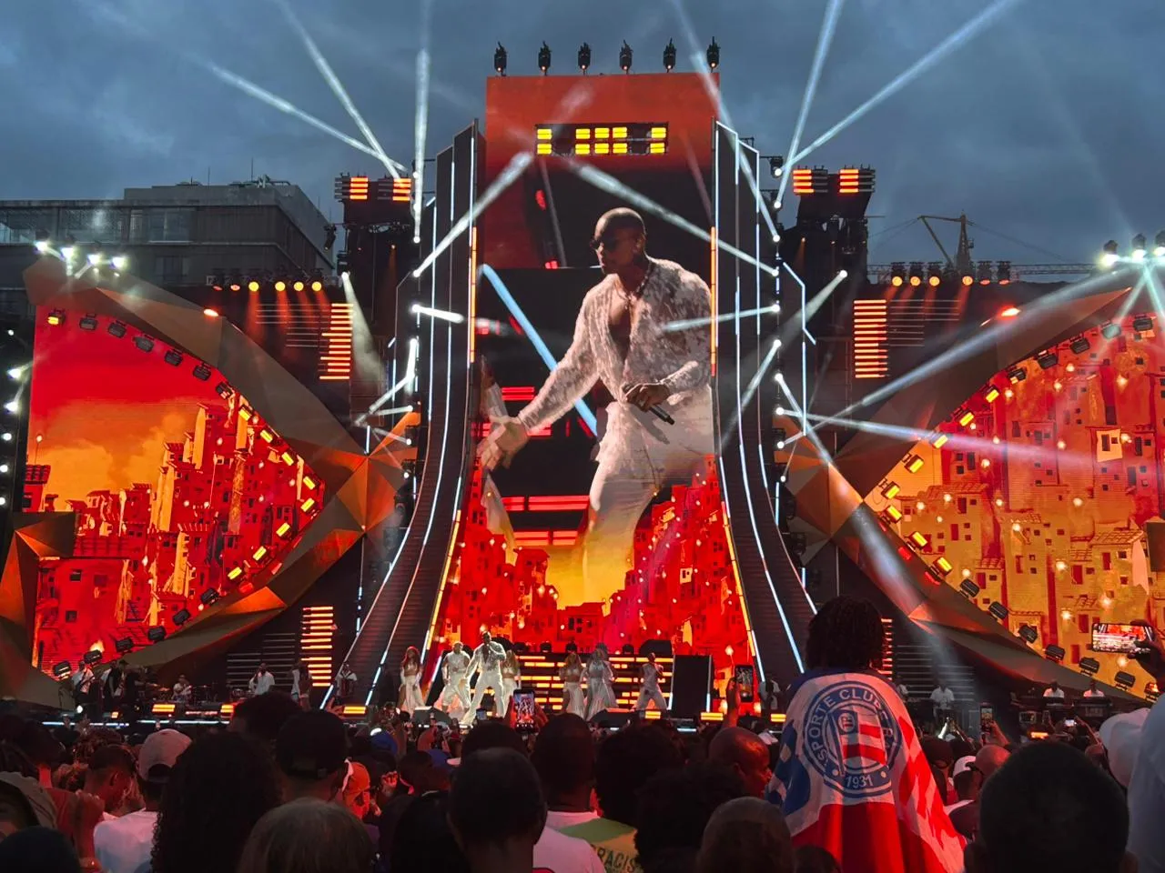 Léo Santana agita o público em gravação de DVD em Salvador