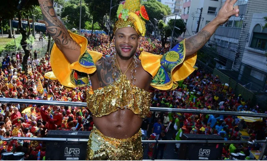 “Esse é o Carnaval do meu renascimento”, diz Tony Salles durante passagem das Muquiranas