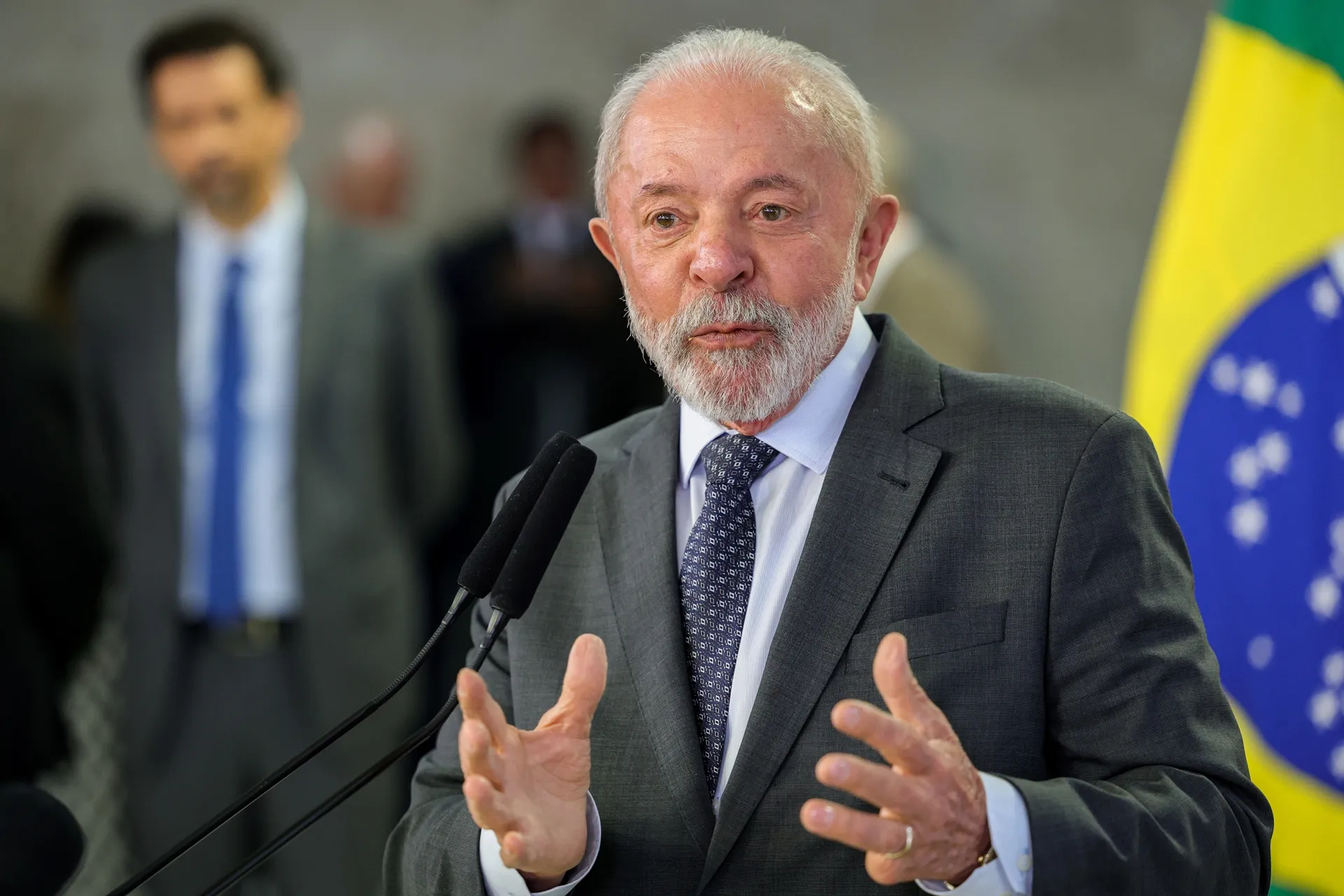 Lula sanciona reajuste de servidores federais; impacto é de R$ 17,9 bi