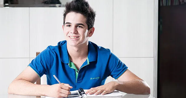 Aos 14 anos, garoto com 50% da audição tira nota mil na redação do Enem