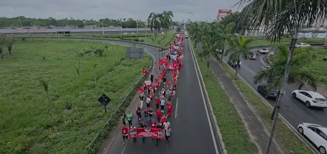 VÍDEO: MST realiza marcha na BR-324 em trecho que liga Feira a Salvador