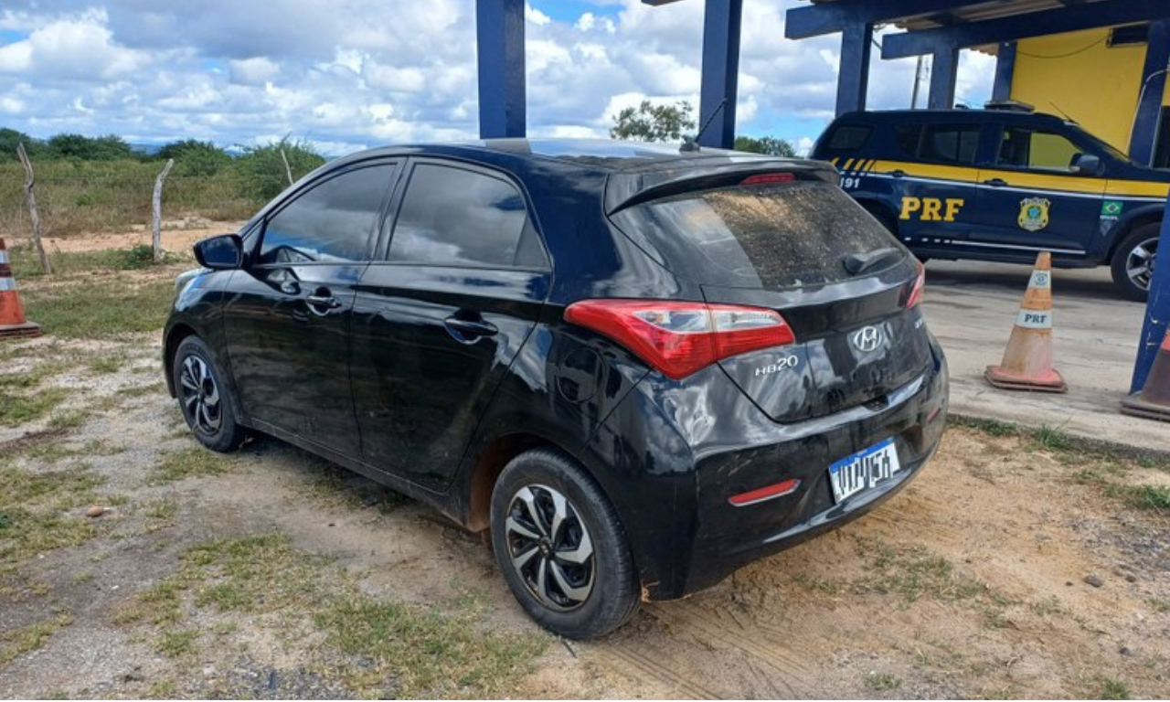Mulher é presa com carro roubado. Foto: Divulgação | PRF