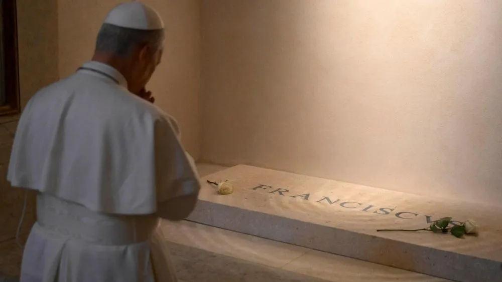 Leão XIV reza no túmulo de Francisco na Basílica de Santa Maria Maior