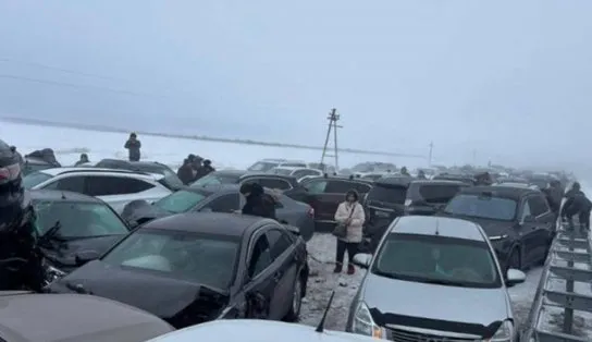 Nevasca provoca engavetamento com quase 100 carros no Cazaquistão; veja vídeo
