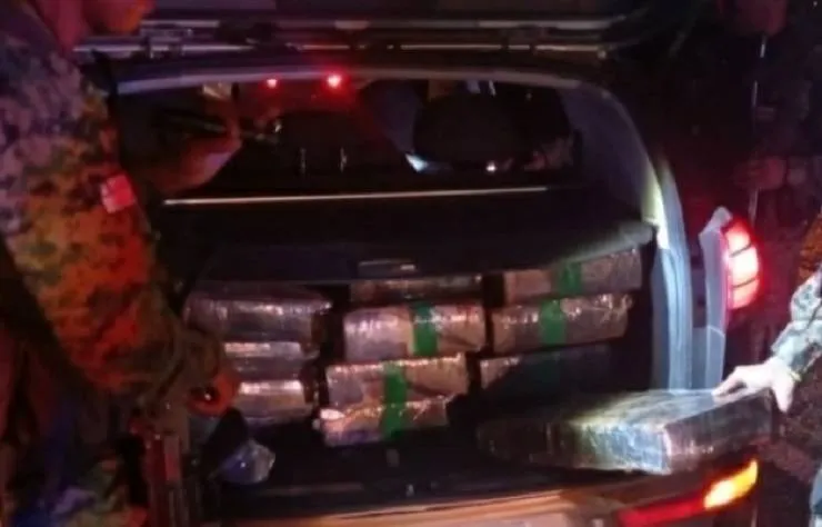 Três homens e uma mulher são presos com mais de 250 kg de maconha na Bahia