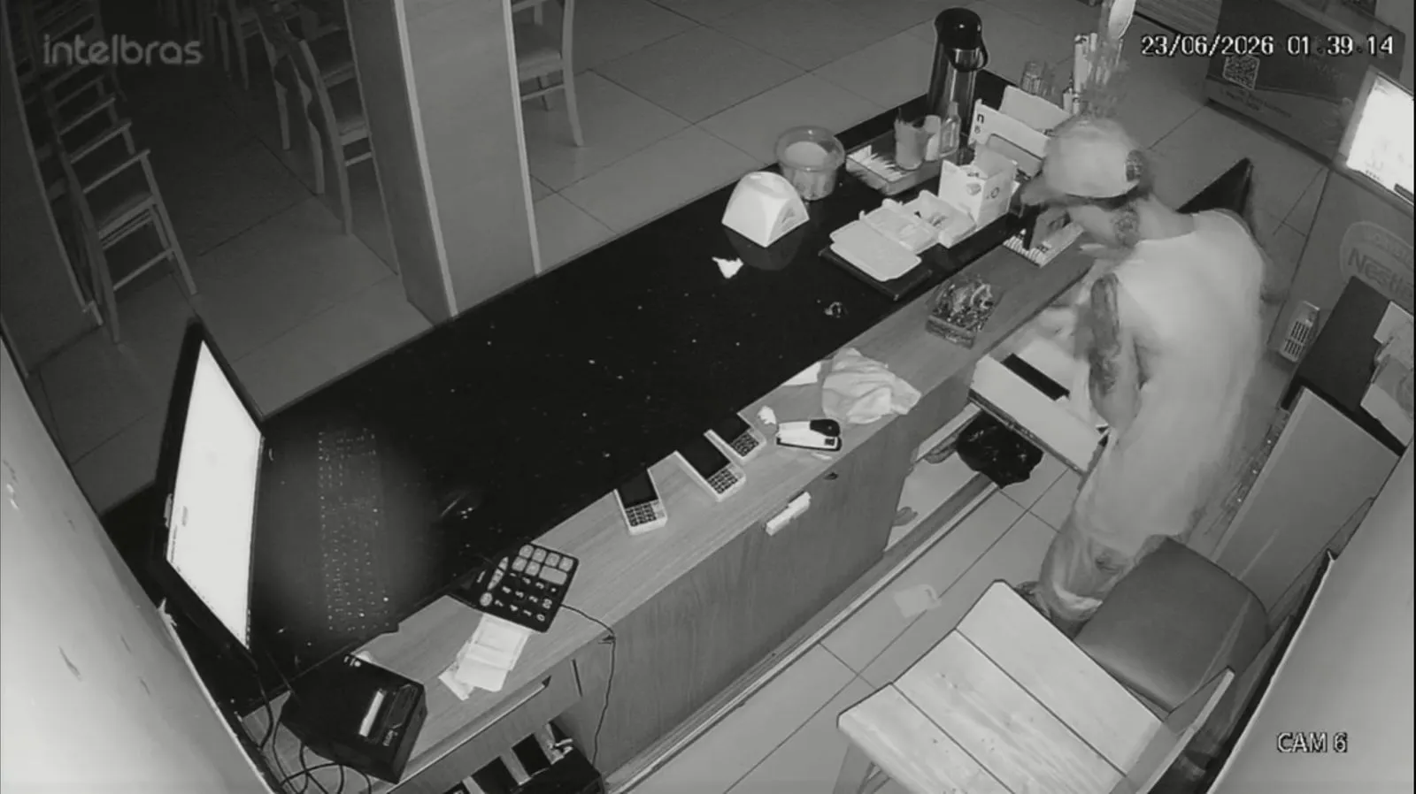VÍDEO: churrascaria é arrombada durante a madrugada em Salvador