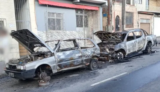 Após discussão e tiroteio, grupo toca fogo em dois carros  na Estrada da Rainha, em Salvador
