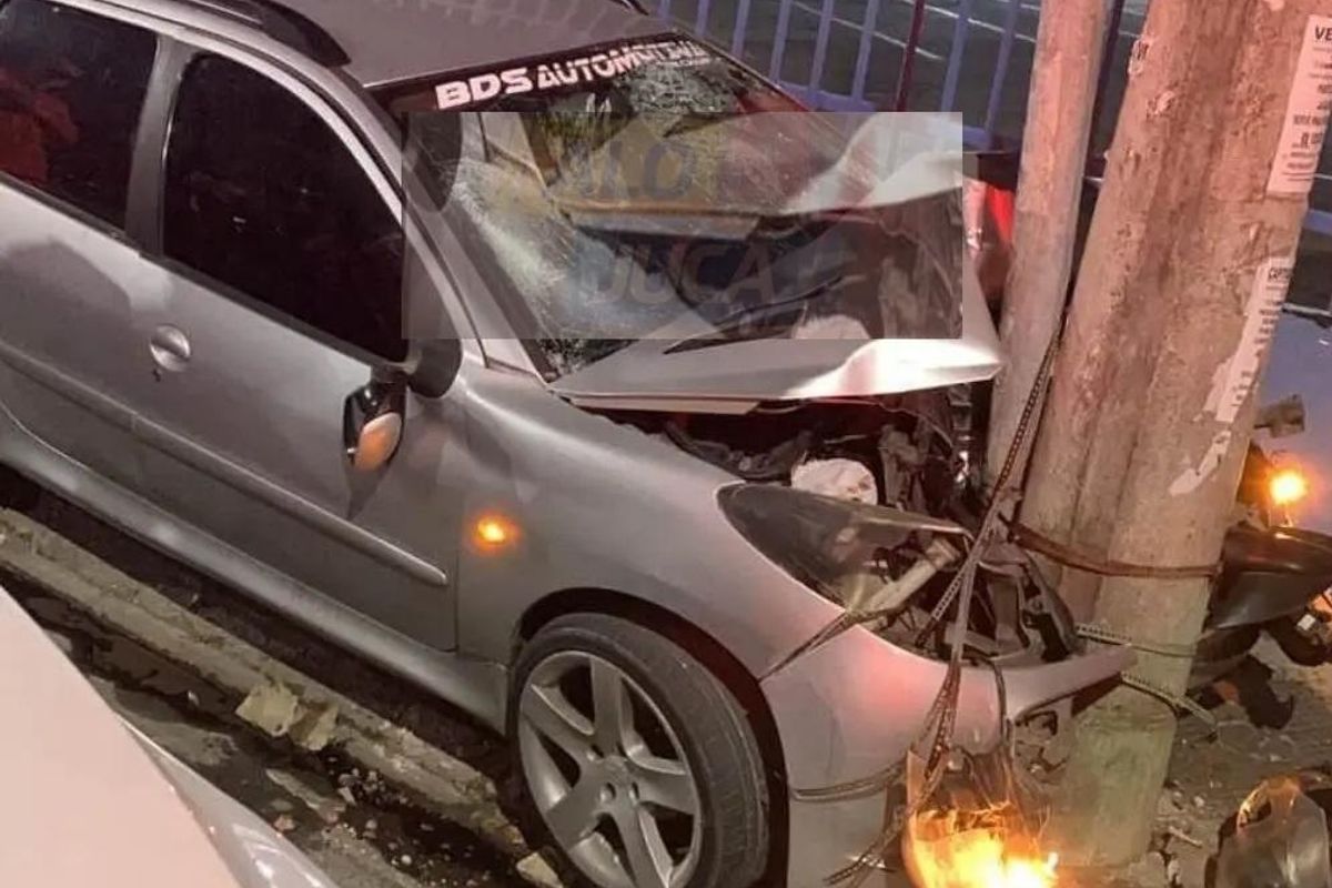 Carro bate em poste no bairro do Uruguai, em Salvador. Foto: Reprodu&ccedil;&atilde;o | Al&ocirc; Juca