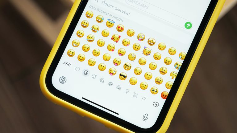 Pedófilos usam emojis para se identificarem na internet.A proteção das crianças depende da vigilância e conscientização de todos. Foto: Unsplash/Denis Cherkashin