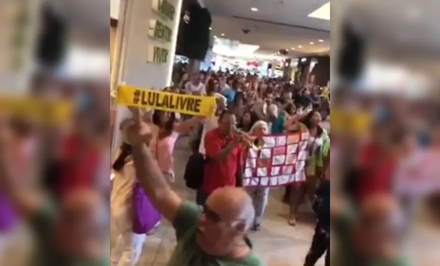 Militantes do movimento “Lula Livre” fazem ‘trompetaço’ em shopping de Salvador