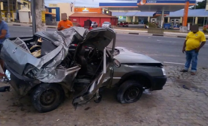 Acidente deixa quatro feridos e carro destruído na Estrada do Coco