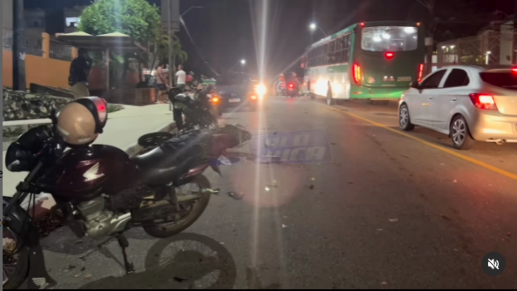 Durante a fuga, os assaltantes bateram em motos, atropelaram uma pessoa e só pararam após colidirem com um carro. Foto: Alô Juca