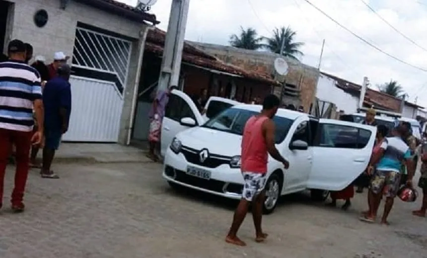 Jovem de 23 anos é morto a tiros na porta de casa em Feira de Santana; alvo seria outra pessoa