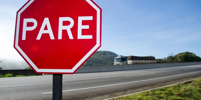Em Salvador, a relação entre acidentes de trânsito e multas é um problema sério, com impactos significativos na segurança viária e na arrecadação municipal/Foto: Freepik
