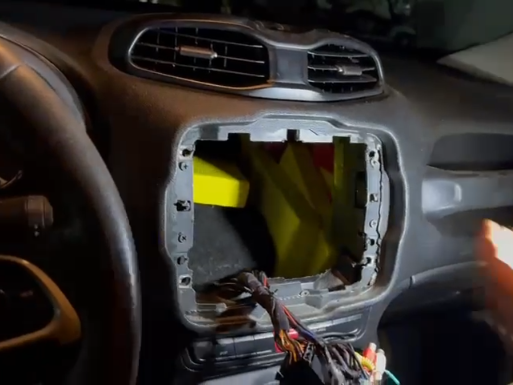 O homem foi flagrado com cerca de R$ 1,2 milhão em cocaína, escondida no painel do carro. Foto: Divulgação/PCBA