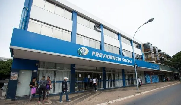 Peritos do INSS que não comparecerem ao trabalho terão salário descontados, afirma o órgão