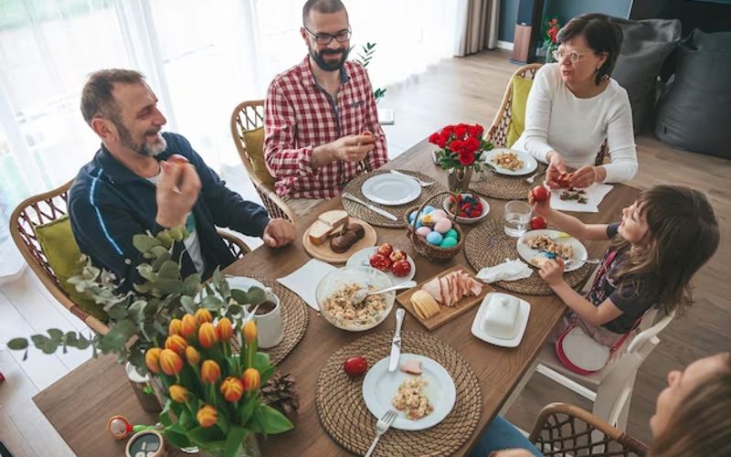 Durante a Semana Santa, pratos &agrave; base de peixe, como bacalhau e moqueca, continuam sendo tradi&ccedil;&atilde;o entre muitas fam&iacute;lias, refor&ccedil;ando h&aacute;bitos culturais ligados &agrave; abstin&ecirc;ncia de carne vermelha/Foto: Freepik