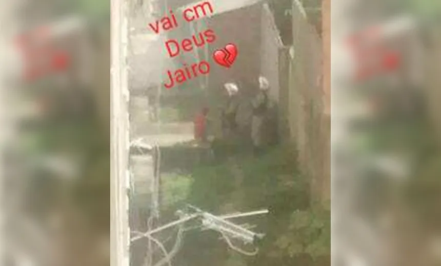 Foto mostra jovem rendido pela PM antes de ser encontrado morto; ônibus é incendiado