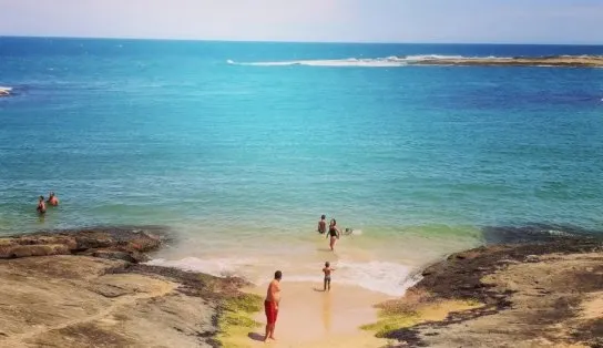 'Que onda é essa?': jovem acorda com barriga aberta e órgãos à mostra após usar drogas alucinógenas em praia; polícia investiga