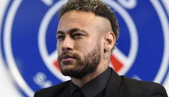 Na França, Neymar recebe primeira dose de vacina contra a Covid; "chegou a minha vez"