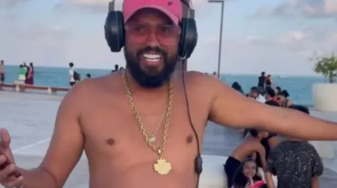 Como marca registrada, o humorista apareceu dançando sem camisa na rua, para comemorar a conquista. Foto: Reprodução | Redes Sociais (@macopiteof)