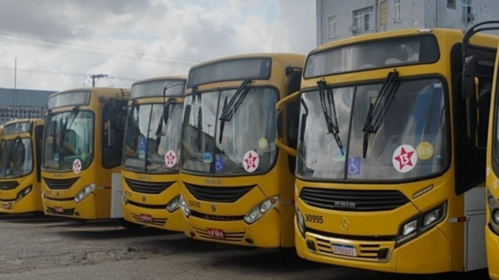 Acusado de promover adesivaço, Sindicato dos Rodoviários nega ter colaborado com falta de ônibus em Salvador