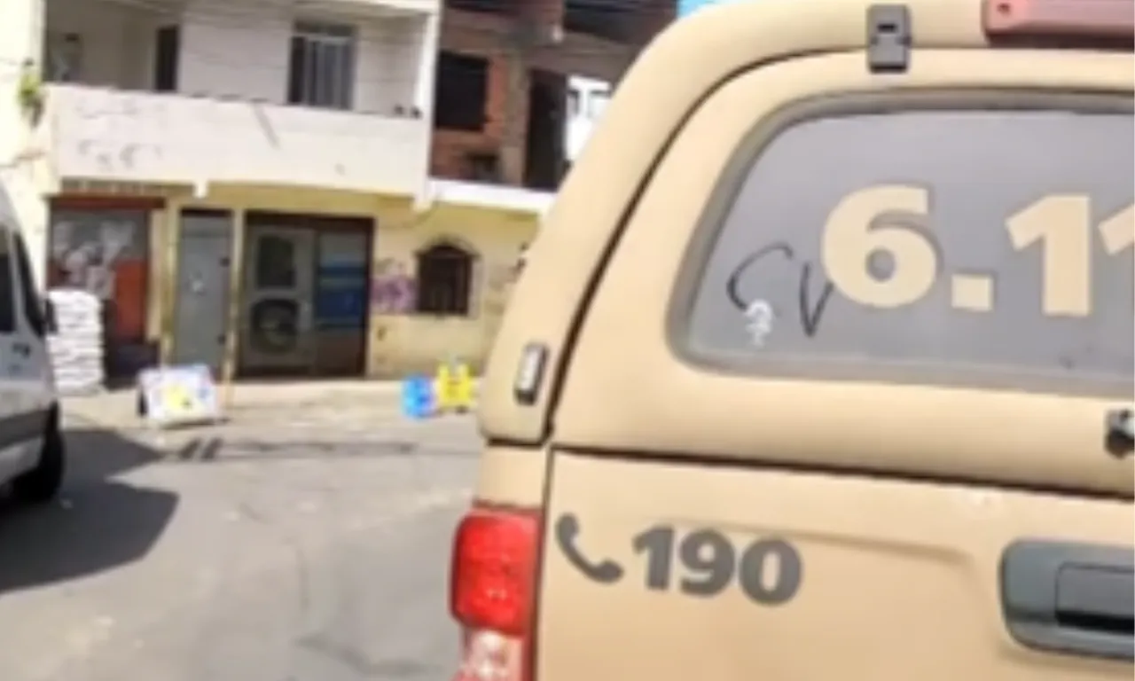 Facção deixa 'assinatura' em viatura da PM após ataque em Salvador
